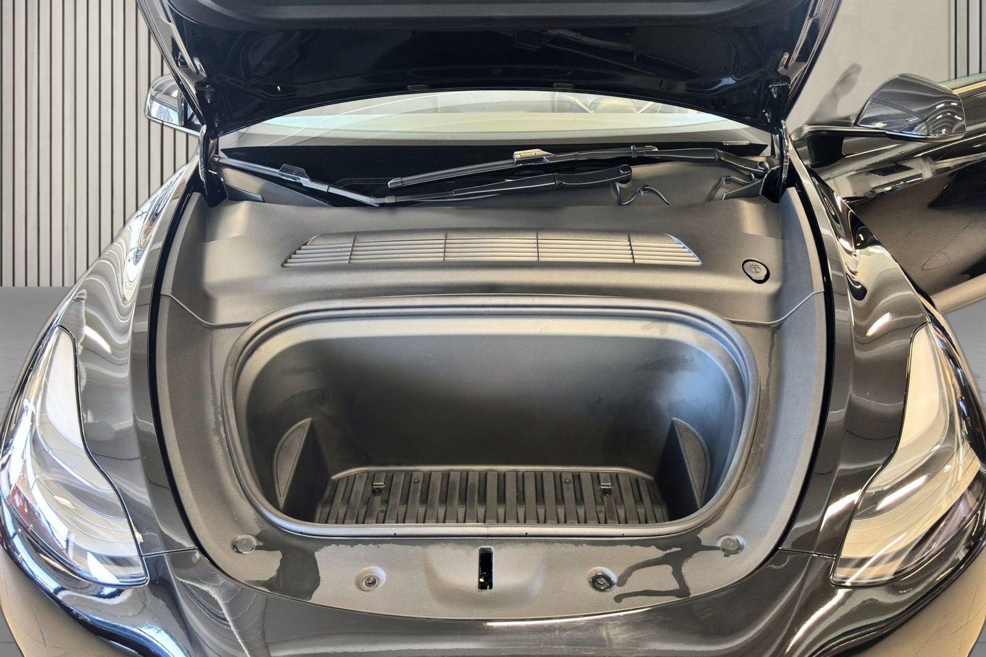 Tesla Model Y Long Range AWD, 514hp, 2025