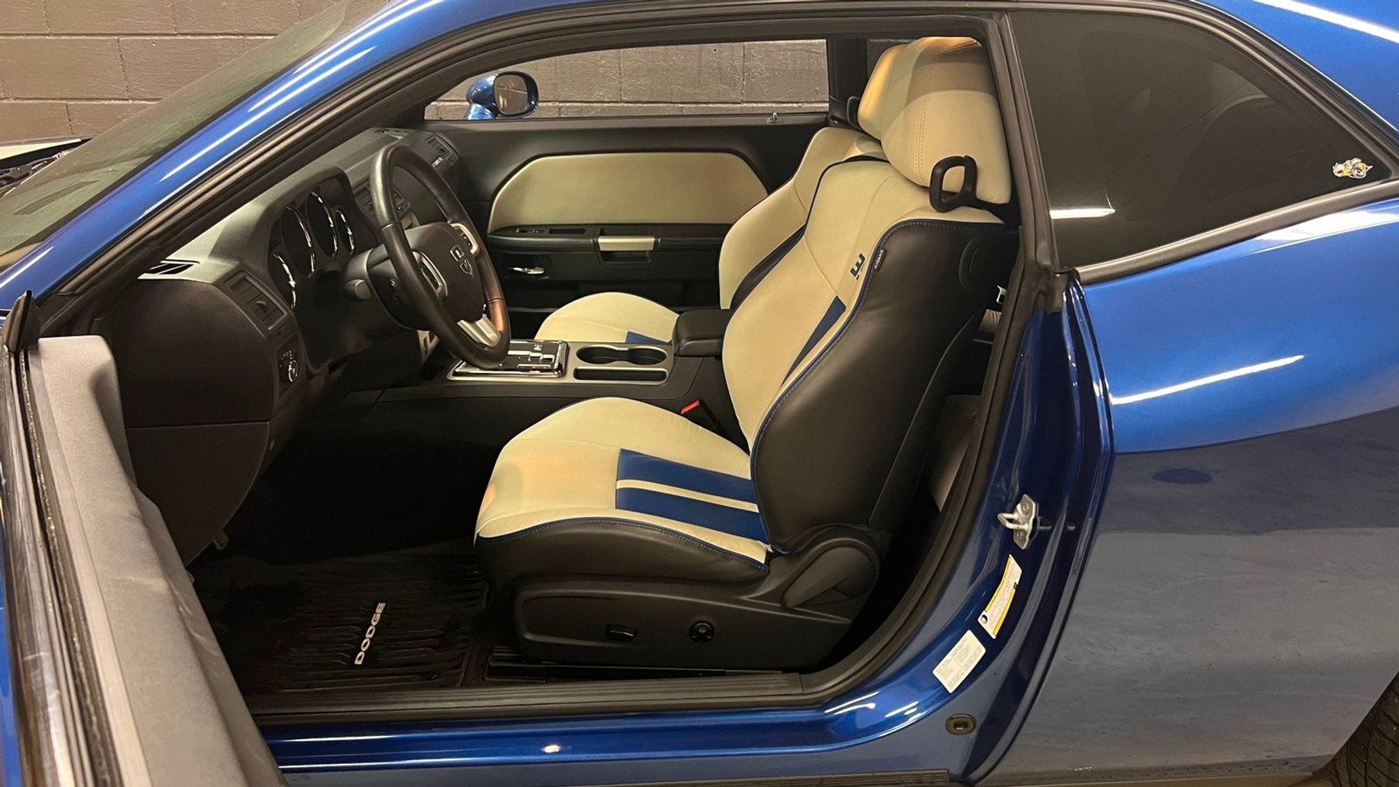 Dodge Challenger 6.4 V8 HEMI Automatic, 5-trins, 476ps, 2011