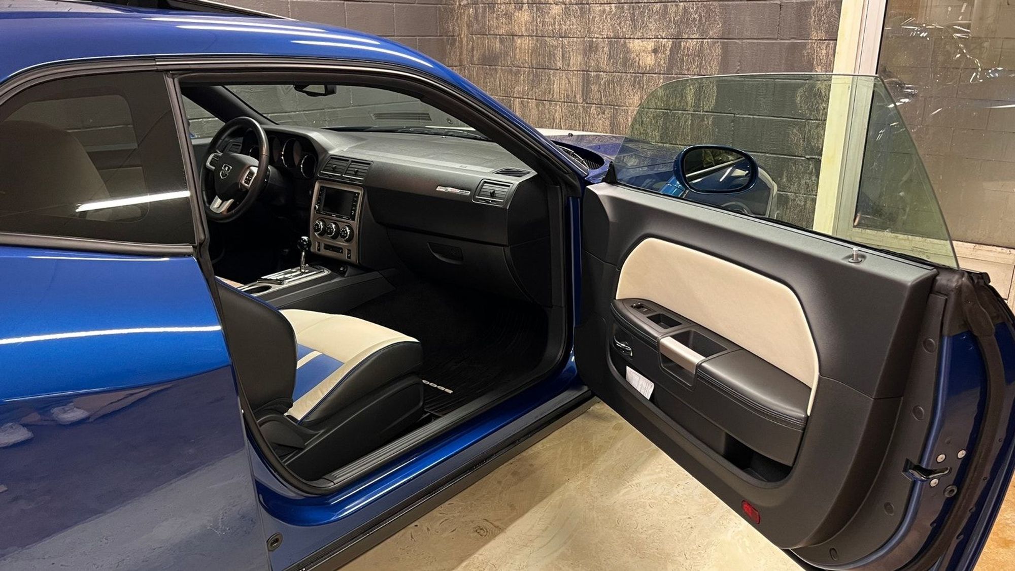 Dodge Challenger 6.4 V8 HEMI Automatic, 5-trins, 476ps, 2011