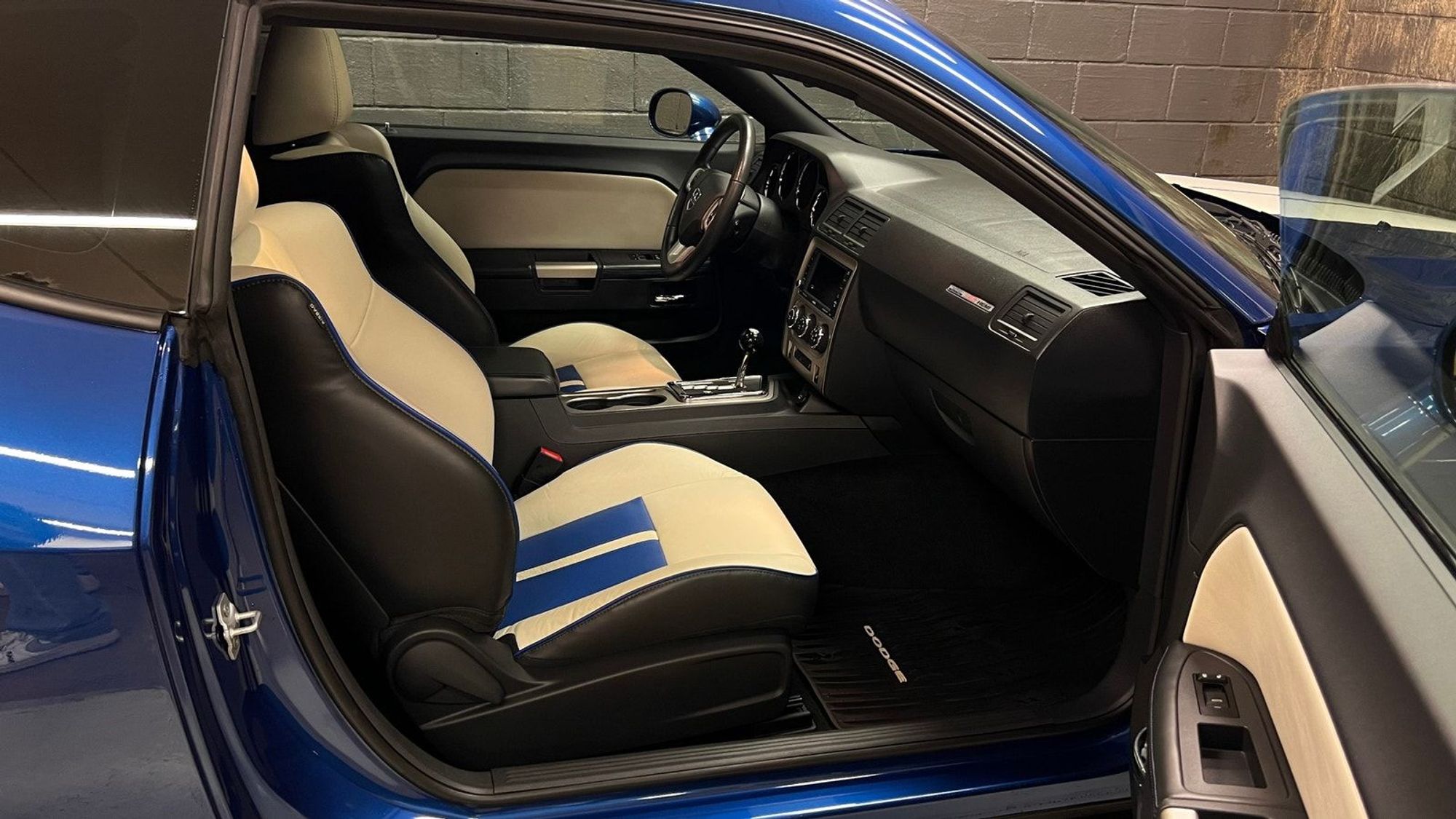 Dodge Challenger 6.4 V8 HEMI Automatic, 5-trins, 476ps, 2011