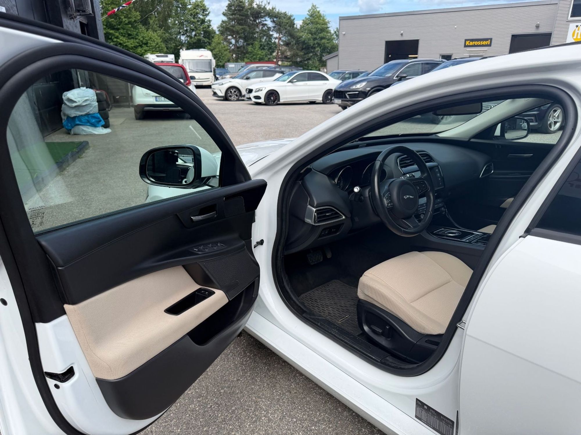Jaguar XE 20d Automatic, 180hp, 2016