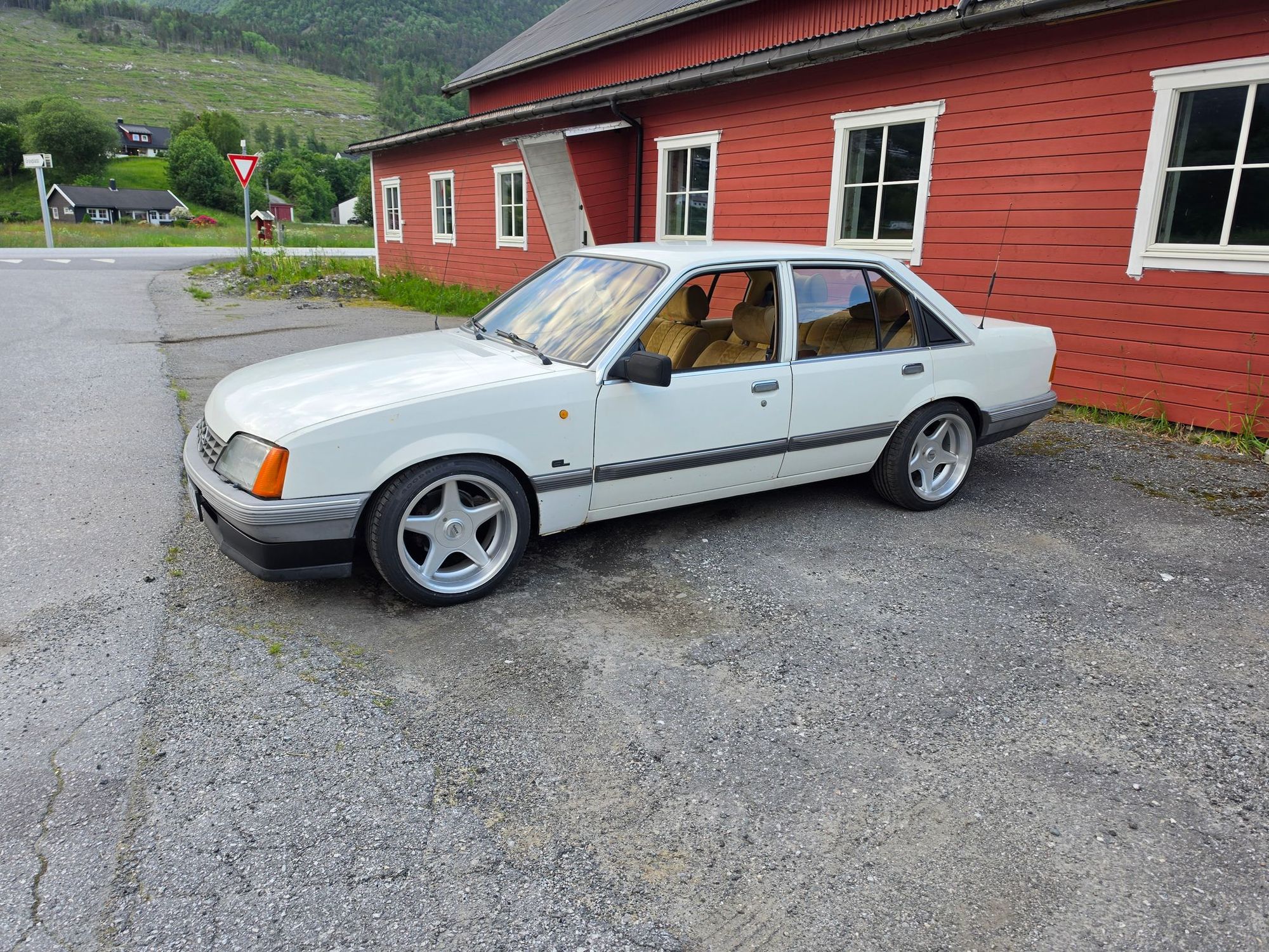 Opel Rekord 2.0 S Manuell, 4-trinn, 101hk, 1985