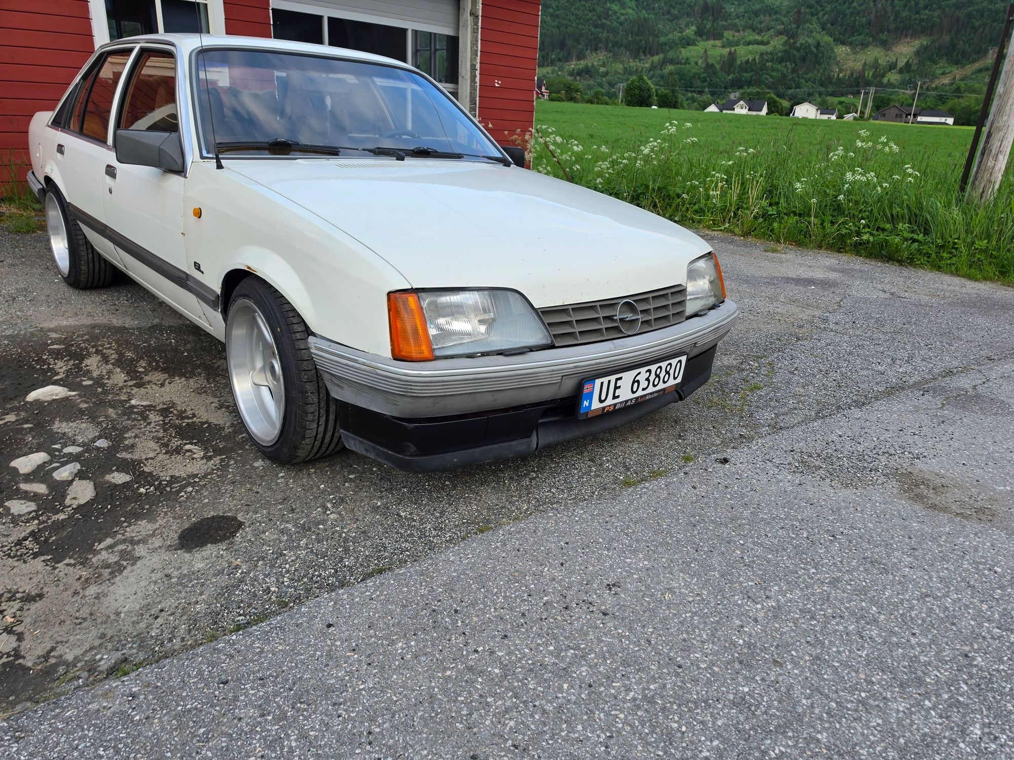 Opel Rekord 2.0 S Manuell, 4-trinn, 101hk, 1985