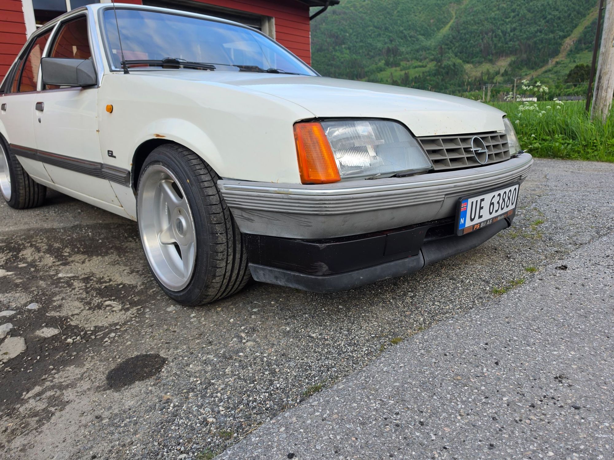Opel Rekord 2.0 S Manuell, 4-trinn, 101hk, 1985